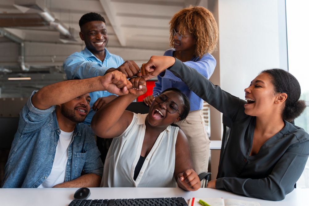 Jeune professionnelle ivoirienne qui consulte des offres d'emploi